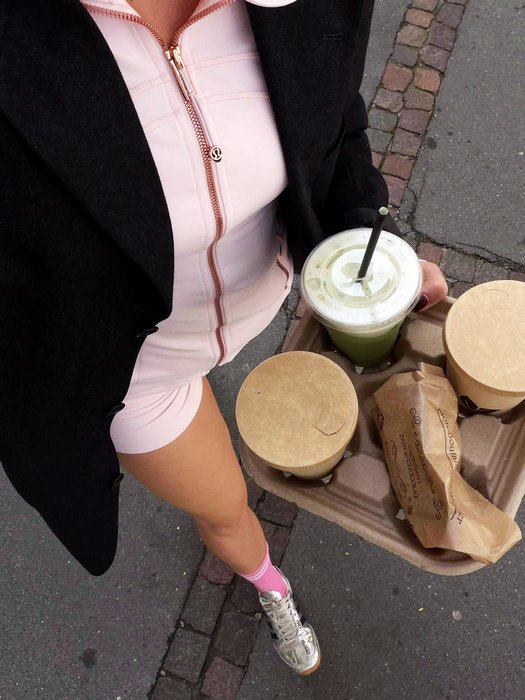 Chiara, vêtements rose, matcha et croissants