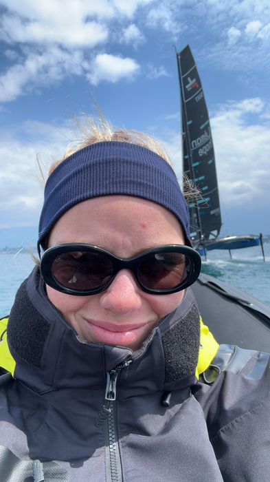 Chiara Gervasoni à bord d'un voilier de course sur le Léman