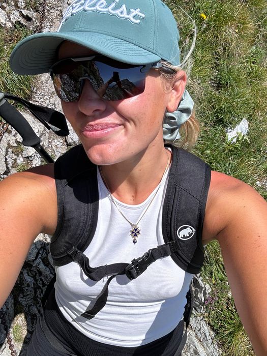 Chiara Gervasoni casquette et dossard, avant une course