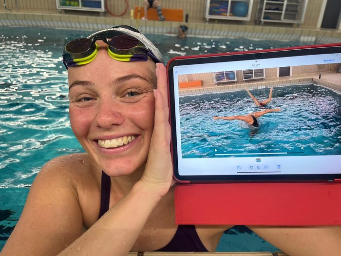 Analyse d'une vidéo de natation artistique au bord du bassin
