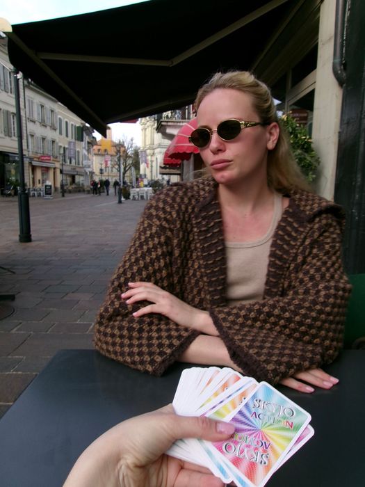 Pause en terrasse dans une rue de Suisse romande