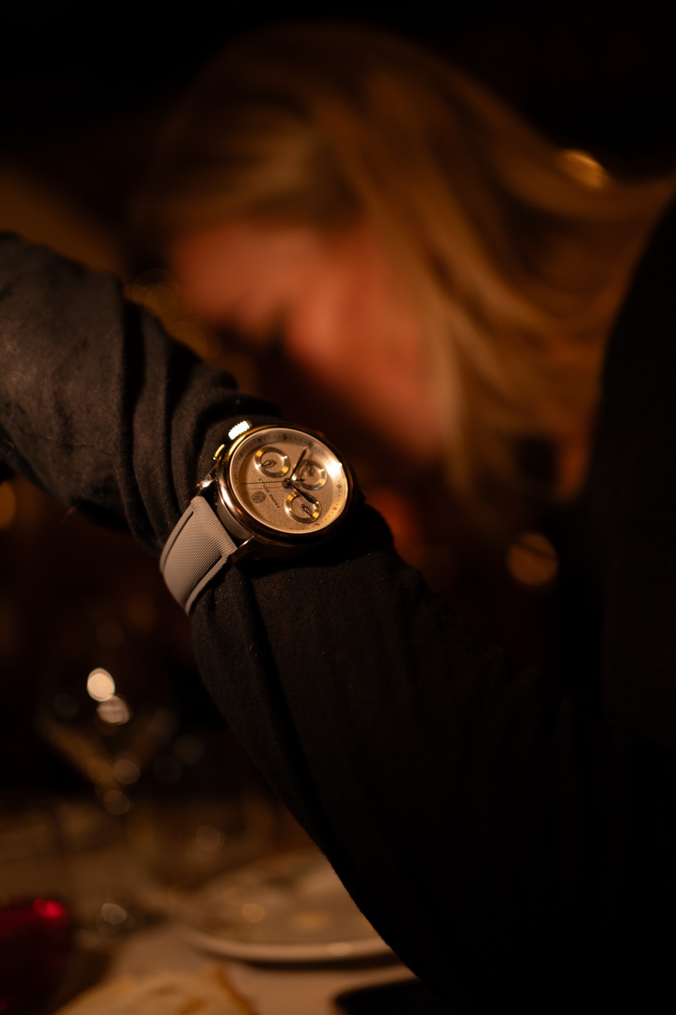 Favre-Bulle Watches, montre chronographe portée au poignet, lumière tamisée